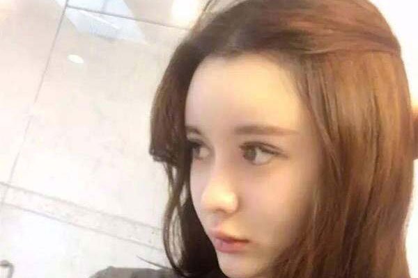 小g娜事件是什么 为了出名被明星白玩