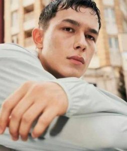 ​陈奕迅19岁爱女恋情曝光！男方为日本混血男模，我国网友热议纷纷