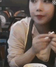 工人嘴啃无骨鸡爪（无骨鸡爪竟是工人用嘴啃出来的）