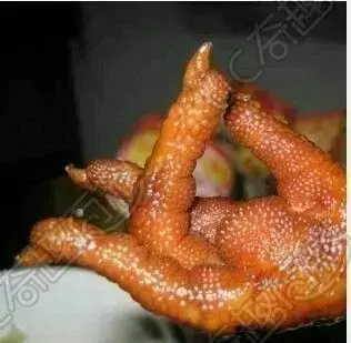 工人嘴啃无骨鸡爪（无骨鸡爪竟是工人用嘴啃出来的）