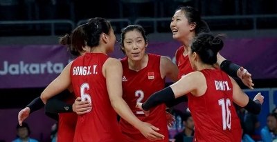 ​中国女排赢球,赛后合照朱婷引发争议,袁心玥的行为被球迷称赞!