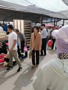 ​刘涛素颜逛菜市场，老态尽显，甚至O型腿引人注目。