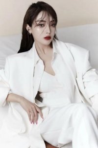 温精灵又整容!拿游泳圈参加聚会,抽脂却被误认为痔疮手术