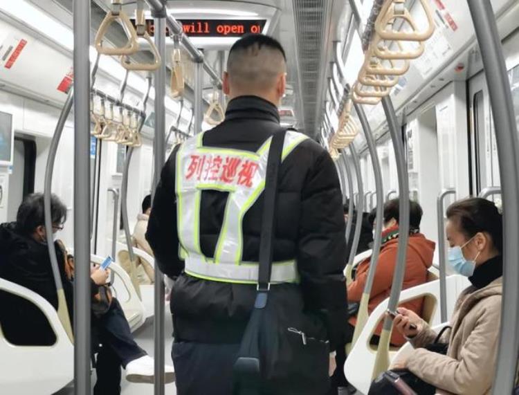 地铁15号线车厢内穿梭的这些神秘人原来是什么,地铁8号线晚上车厢里照片