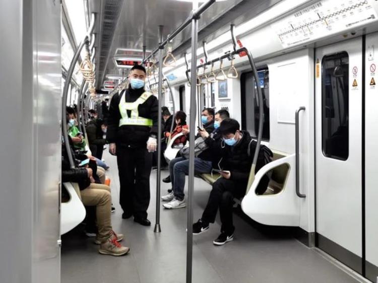 地铁15号线车厢内穿梭的这些神秘人原来是什么,地铁8号线晚上车厢里照片