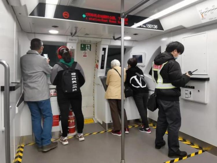 地铁15号线车厢内穿梭的这些神秘人原来是什么,地铁8号线晚上车厢里照片