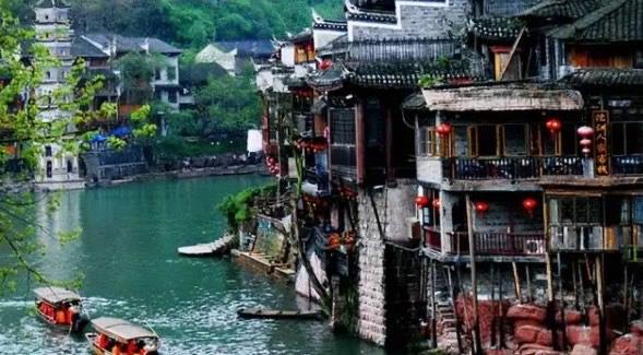 旅游凤凰古城在我国哪个省份（凤凰古城几月去玩最好）  1