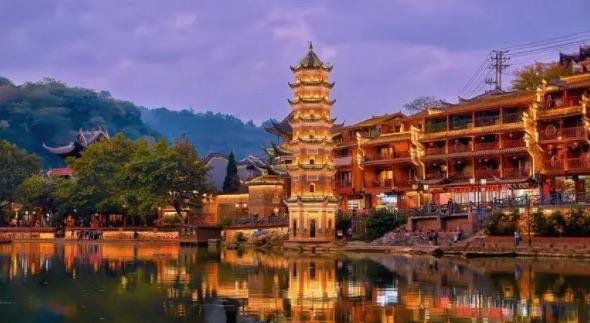 旅游凤凰古城在我国哪个省份（凤凰古城几月去玩最好）  2