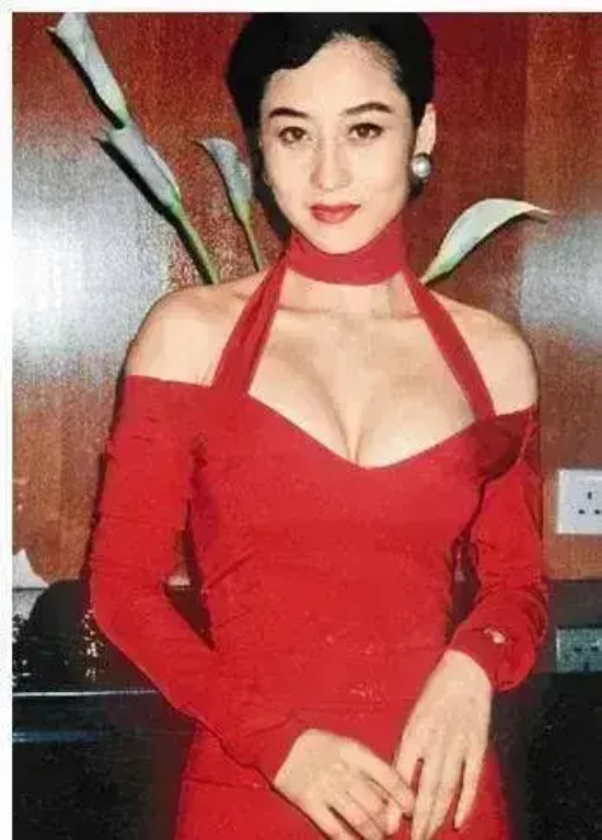 香港女神利智不愧是“最美亚姐”，盘点其惊艳写真照合集