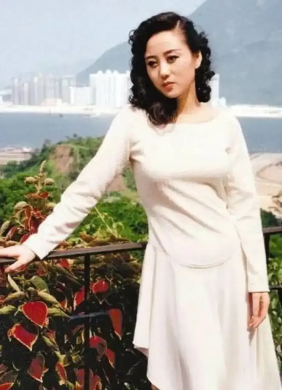 盘点“最美亚姐”香港女神利智那些惊艳写真