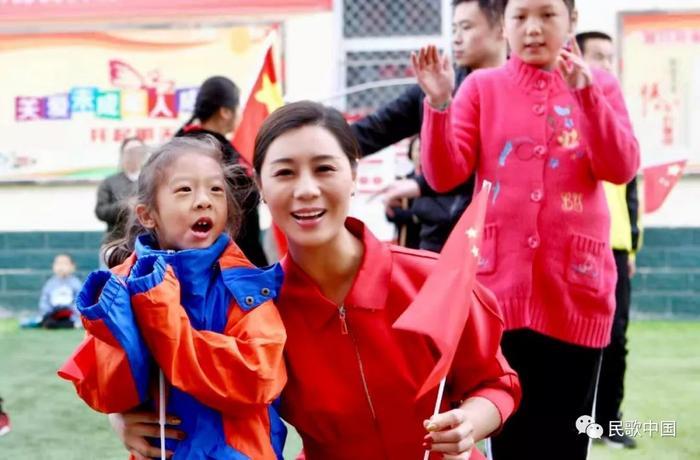 她用歌声描绘世界,被誉为“心灵歌者”,一曲《水心》唱出千年古县之美!