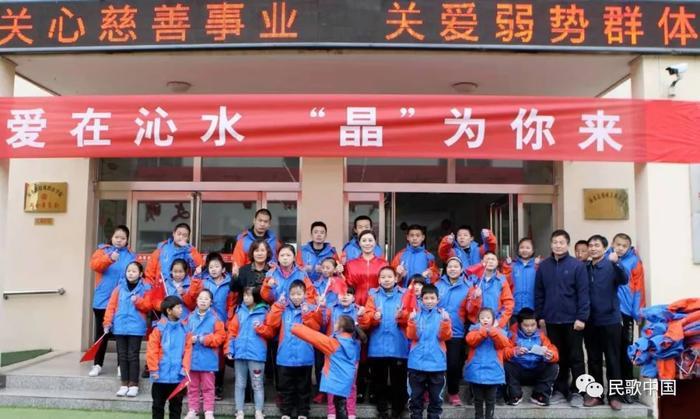 她用歌声描绘世界,被誉为“心灵歌者”,一曲《水心》唱出千年古县之美!