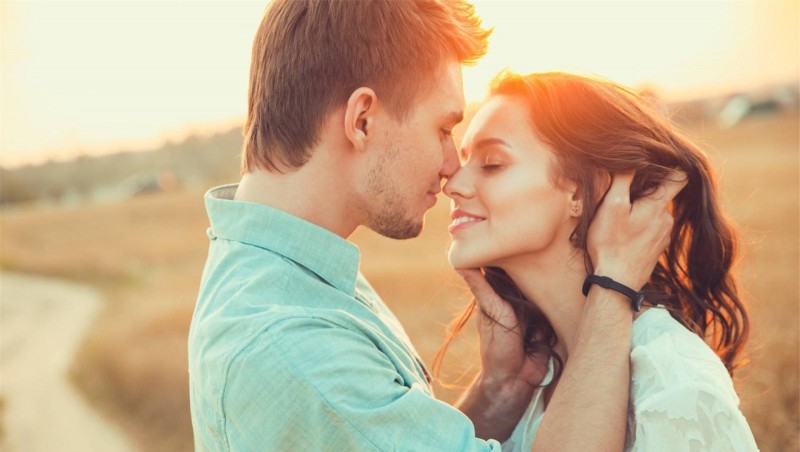 怎样接吻的方法(接吻是技术活总共9种方法)