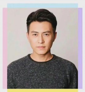 ​靳东有了新身份，担任煤矿文工团团长，网友：这回真成老干部了！