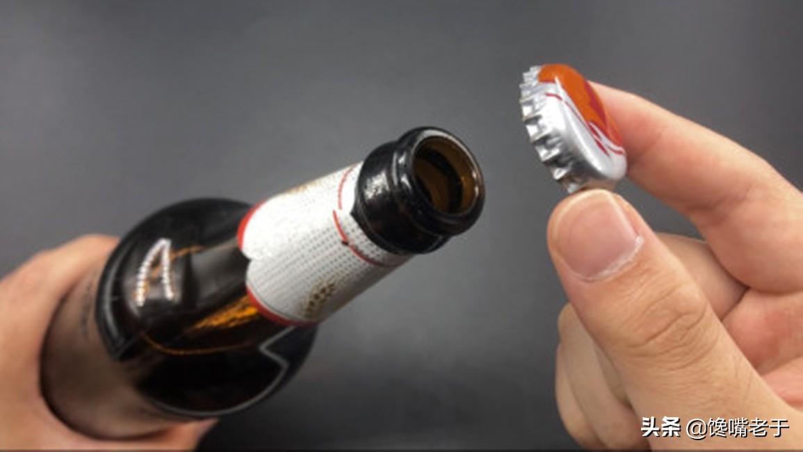 怎样徒手开啤酒瓶（没有起瓶器用什么开啤酒）(图6)