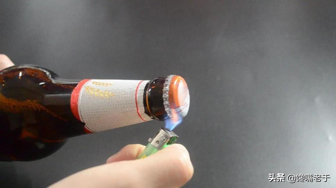 怎样徒手开啤酒瓶（没有起瓶器用什么开啤酒）(图5)