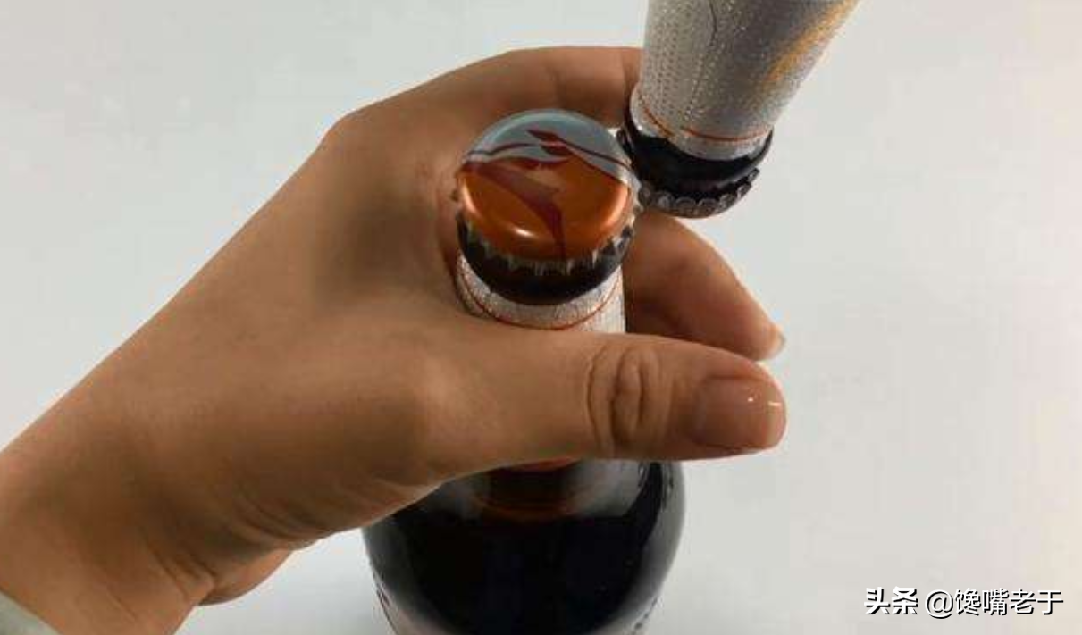 怎样徒手开啤酒瓶（没有起瓶器用什么开啤酒）(图2)