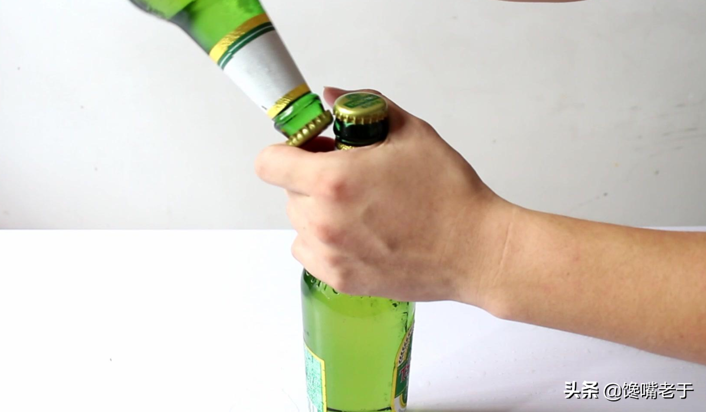 怎样徒手开啤酒瓶（没有起瓶器用什么开啤酒）(图8)