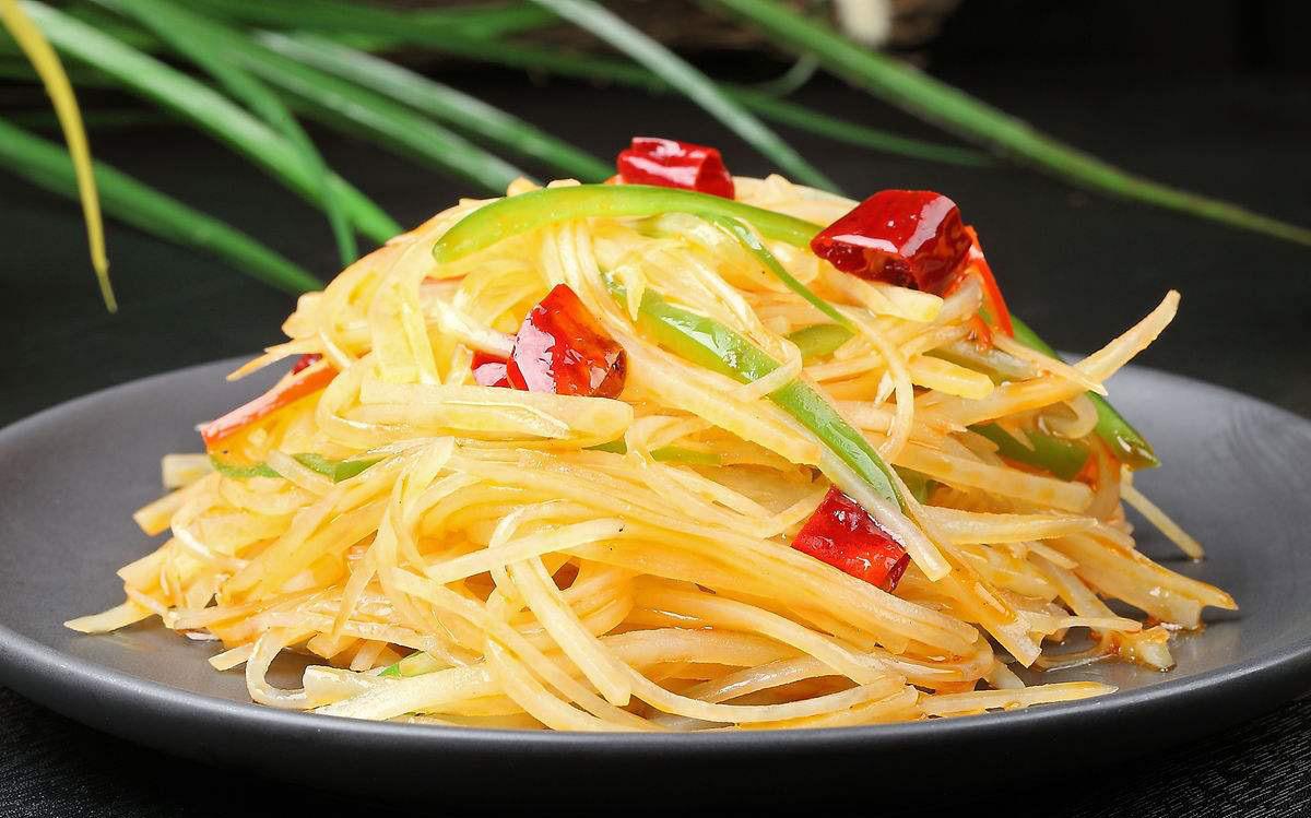 土豆刚冒出一点小芽的能吃吗（土豆发了一点芽切掉还能吃吗）(图6)