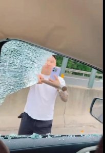 ​奥迪男高速上拦停另一轿车并砸碎车窗，交警回应
