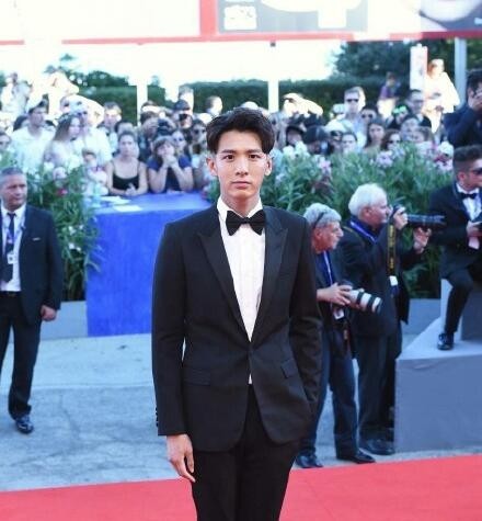 柯震东近照满脸沧桑,男神你肿么了?