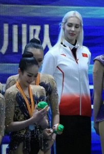 ​俄罗斯助教阿纳斯塔西娅：不让老娘参赛，老娘换个方式也能拿冠军