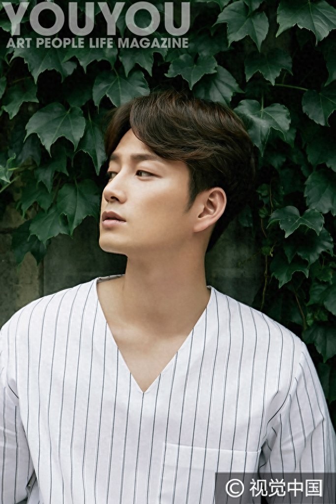 帅气阳光！李贤旭最新写真曝光 捂嘴眯眼玩深沉调皮蹲地