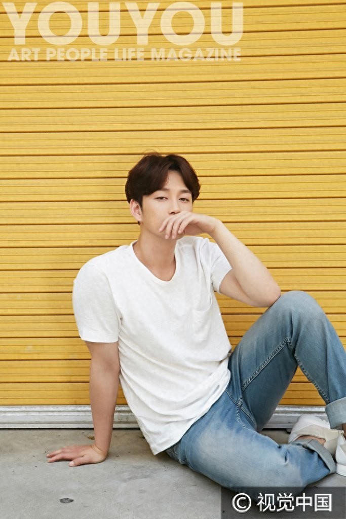 帅气阳光！李贤旭最新写真曝光 捂嘴眯眼玩深沉调皮蹲地