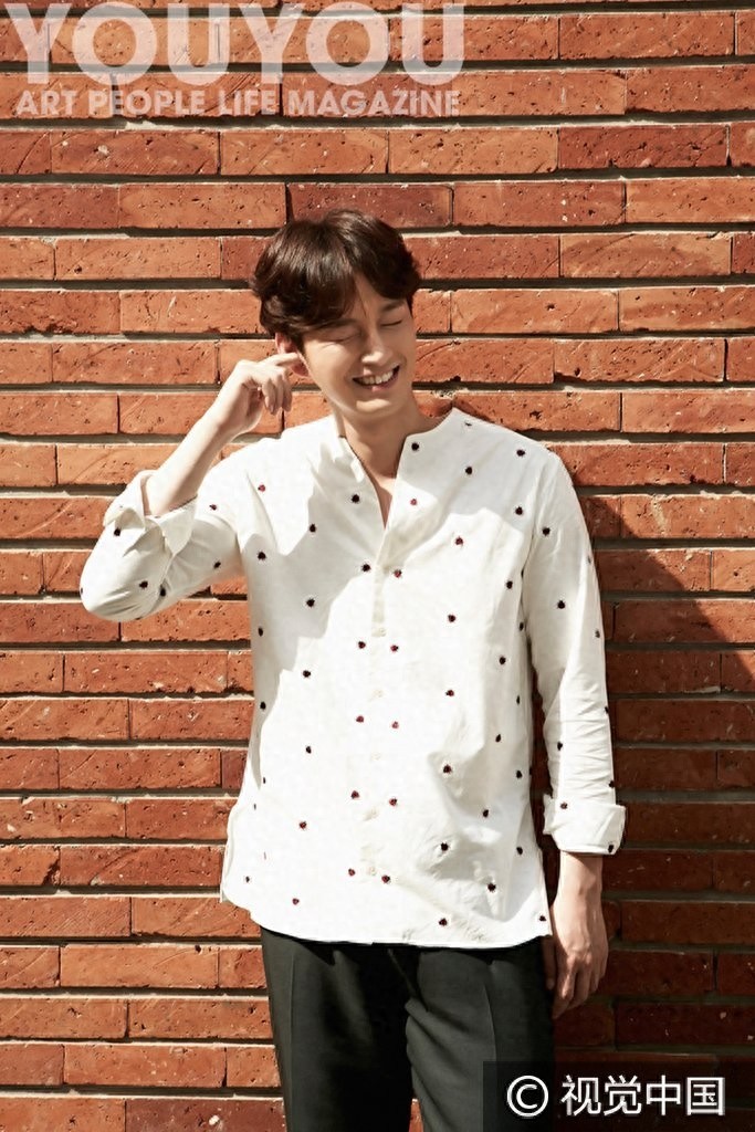 帅气阳光！李贤旭最新写真曝光 捂嘴眯眼玩深沉调皮蹲地