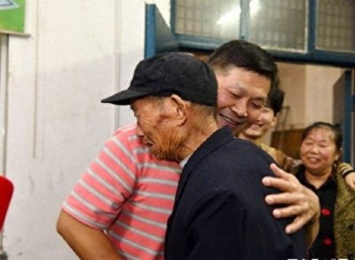 ​许昌人李元祥曾任蒋介石的卫士长，他的儿子回故乡认亲