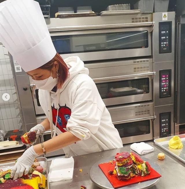 韩国女星松雨制作蛋糕售卖有霉菌（女星松雨此前涉嫌抄袭）