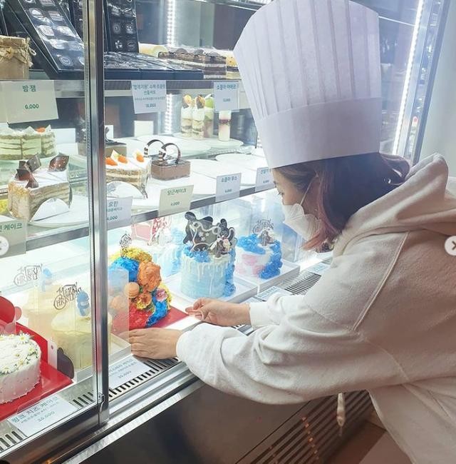 韩国女星松雨制作蛋糕售卖有霉菌（女星松雨此前涉嫌抄袭）