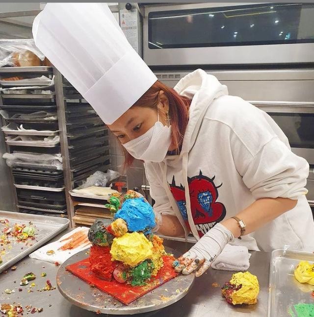 韩国女星松雨制作蛋糕售卖有霉菌（女星松雨此前涉嫌抄袭）