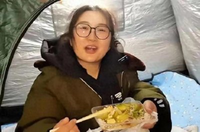 ​52岁大姐流浪街头，捡瓶子为生，欠一屁股债又离婚：没钱就没亲人