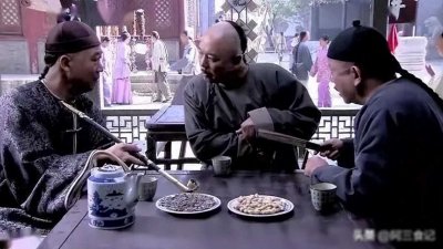 ​倒酒时，他冲你“敲桌子”，是啥意思？可别会错意，惹人笑话