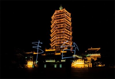 ​“京彩灯会”开园首日，游客在空中写下“丰台”