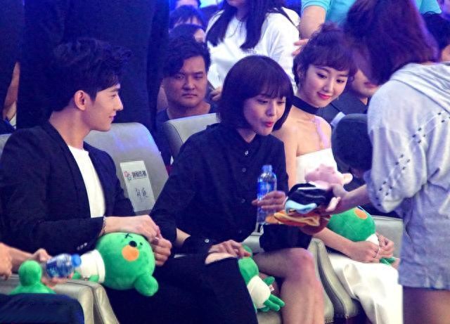 杨洋和郑爽，一个嘟嘴卖萌，一个宠溺的微笑，这画面真美！