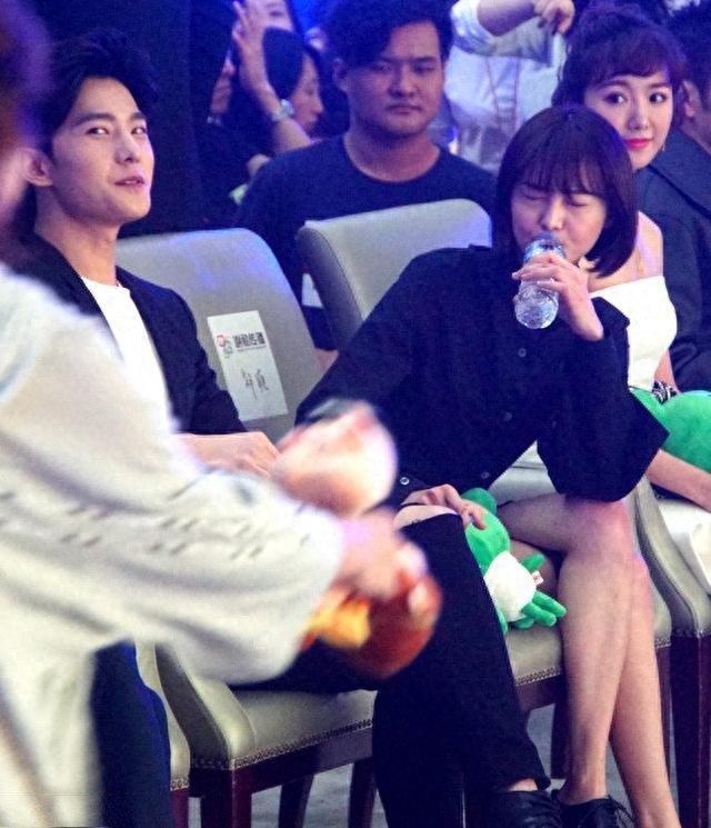 杨洋和郑爽，一个嘟嘴卖萌，一个宠溺的微笑，这画面真美！