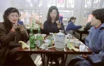 ​90年代老照片：几名妇女在饭店补妆，记者实拍死囚枪毙现场