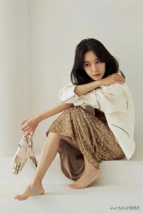 知性美女高露光脚写真,很有辨识度的美,这张脸多年也没有变化