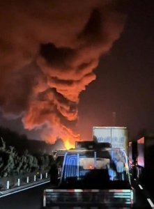 ​河南南阳高速两车相撞起火，过路司机：堵车近5小时恢复通行