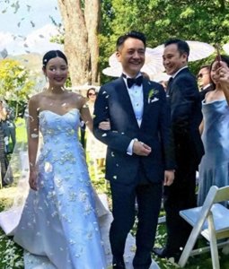 陈晓丹出席婚礼丈夫作陪,五官仍明艳大气,嫁到香港7年生活低调