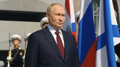 ​普京检阅，中国军舰亮相