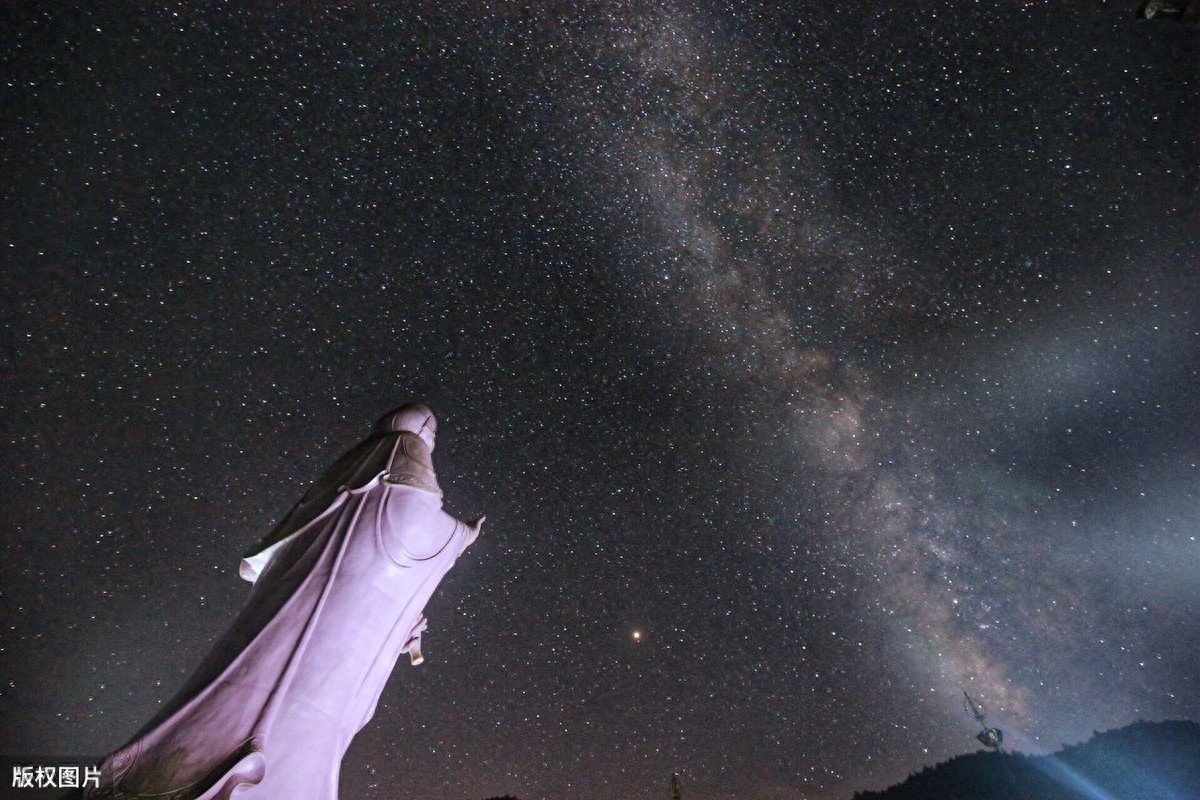 李白《夜宿山寺》：天上文星数百万，遇我诗仙亦低眉~