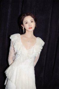 彭小苒写真照曝光,一袭白裙十分柔美,白皙的牛奶肌很吸睛