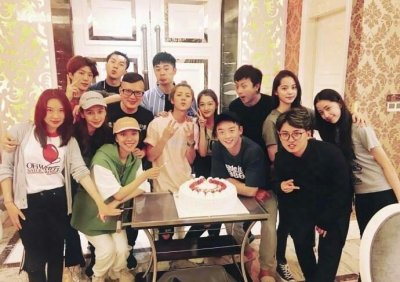 ​范丞丞晒与李晨的合照，二人并肩而站很亲密，网友：国民好姐夫