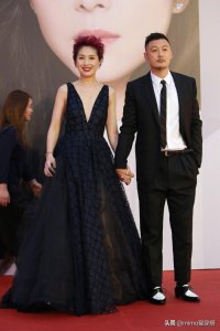 ​杨千嬅与余文乐牵手再现志明与春娇！穿长裙配西装惹人回忆满满