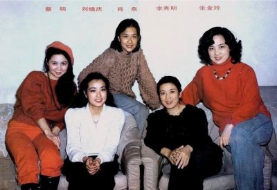 ​22岁出道，27岁得“双料影后”的李秀明，后与丈夫卖薯片成为富翁