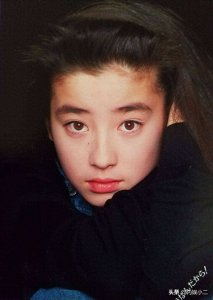 ​14岁被母亲下药送导演，17岁被逼迫裸体拍写真，她的一生有多可悲