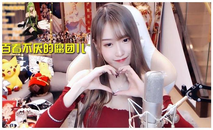 腐团儿战术后退升级，身高看似1米9，粉丝：腿上的秋裤是咋回事？